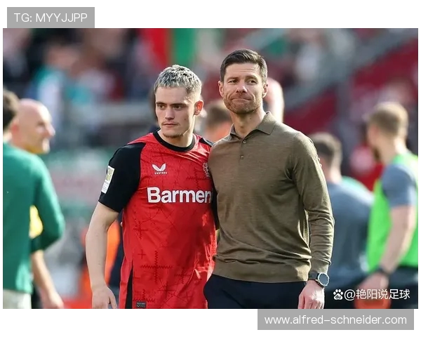 师徒情深阿隆索与维尔茨赛后深情拥抱后者赠送比赛球衣致意