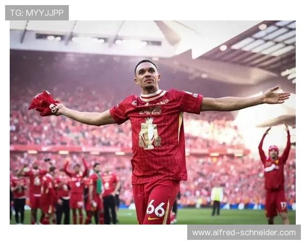 阿诺德携手索博重返安菲尔德并肩走入球员通道展现默契与力量